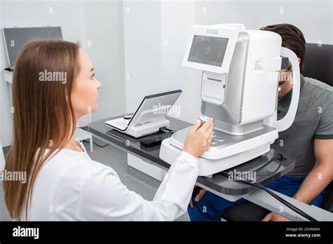 autorefractor eye exam.